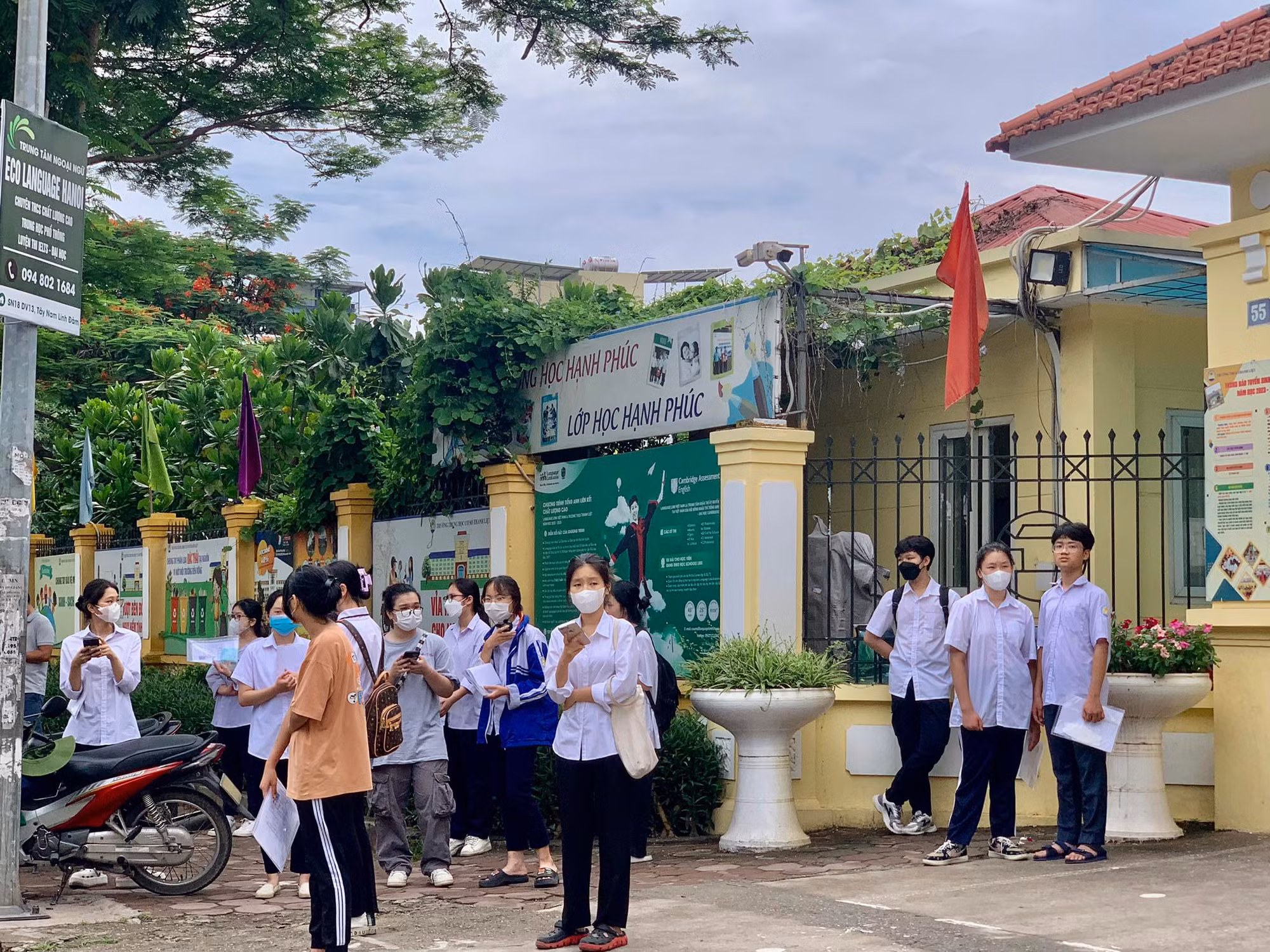 Thí sinh hào hứng vì đề thi môn Ngữ văn vừa sức -0