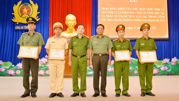 Khen thưởng 6 cá nhân có thành tích triệt phá tội phạm ma túy ở Cà Mau