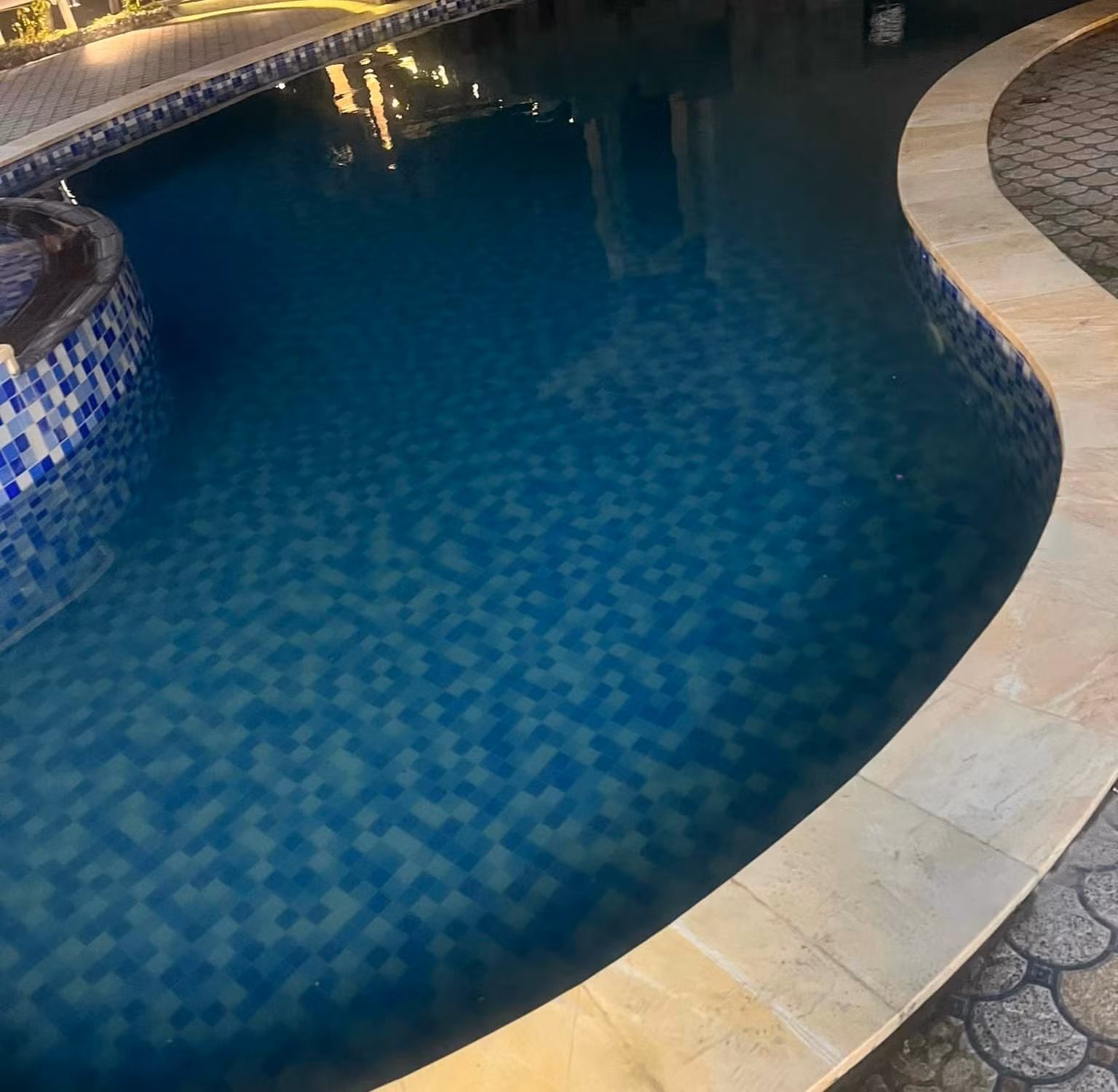 Đi dự tiệc cưới cùng người thân, bé trai 5 tuổi bị đuối nước ở hồ bơi -0