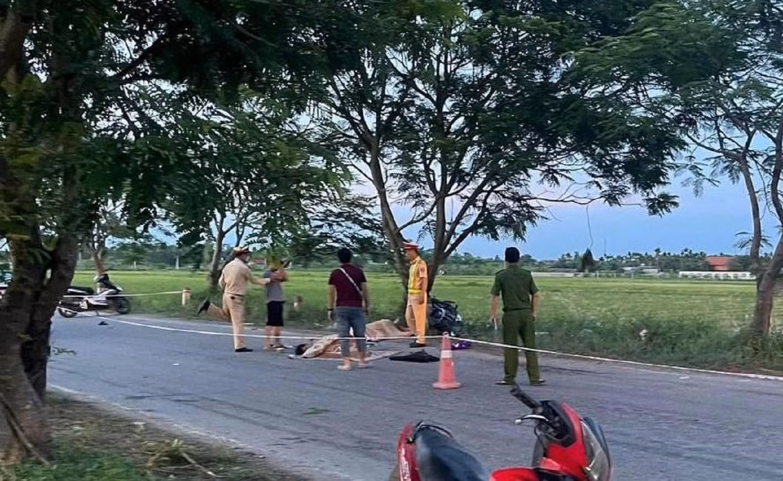 Lao xe máy vào cây ven đường, 2 anh ruột tử vong tại chỗ -0