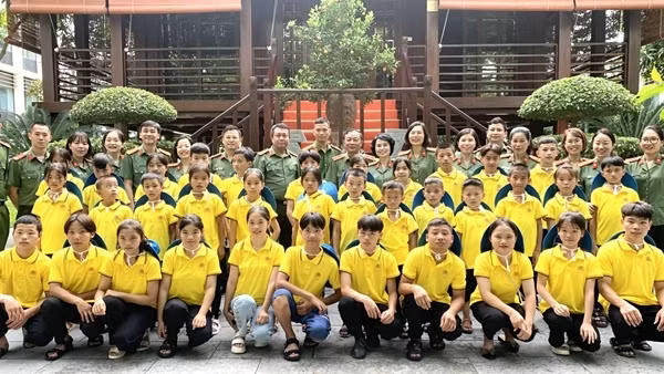 Gặp mặt 35 cháu là con nuôi Công an xã và con nuôi mẹ đỡ đầu của Công an tỉnh Hà Giang