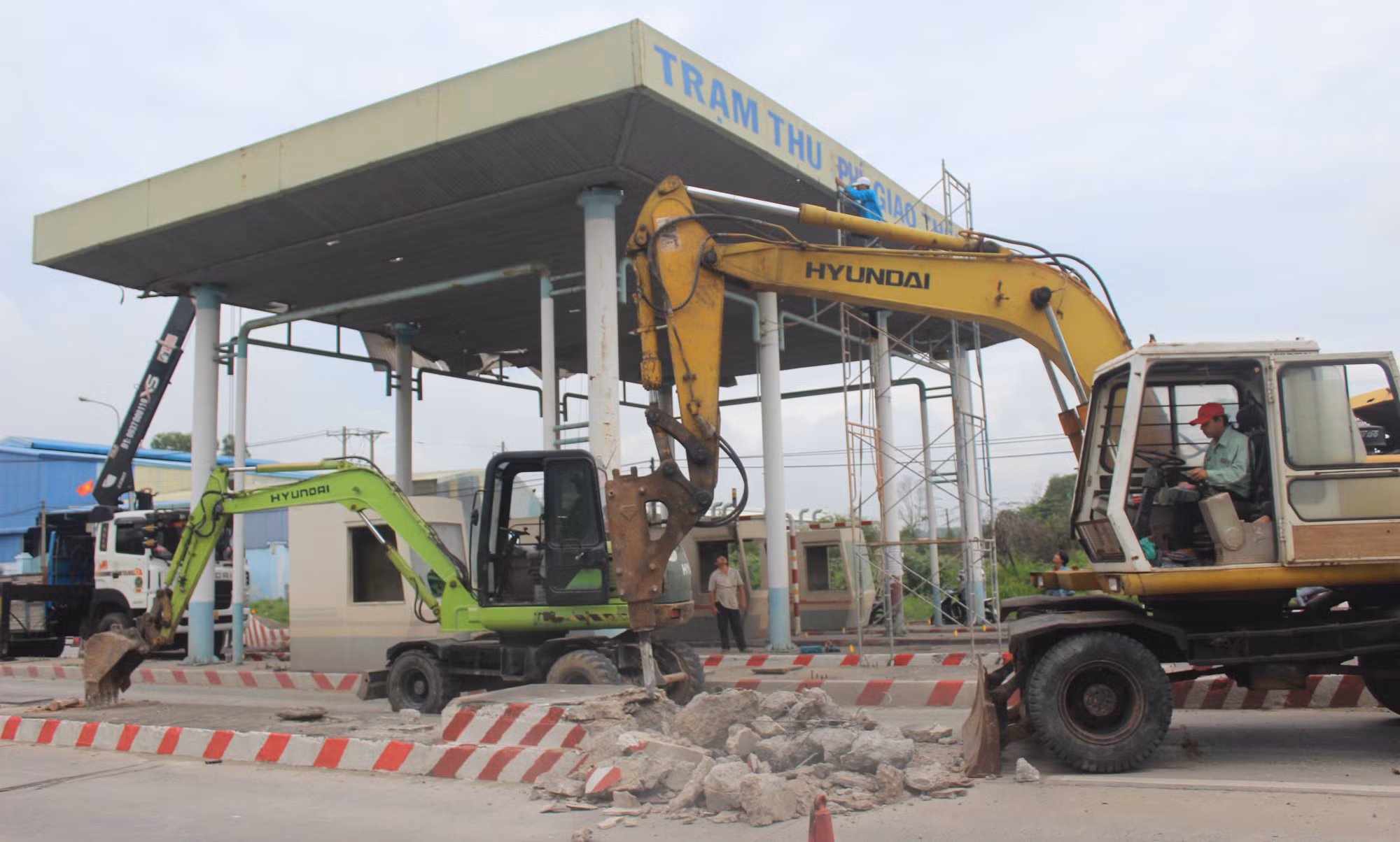 Tháo dỡ trạm thu phí bỏ không sau khi có người bị nạn tử vong -0
