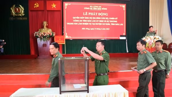 Công an Đắk Nông quyên góp, chia sẻ khó khăn với gia đình CBCS hi sinh và bị thương tại Đắk Lắk