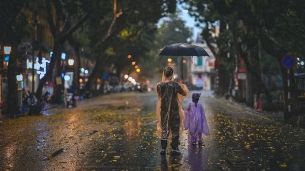 Miền Bắc nắng nóng, mưa to về chiều tối
