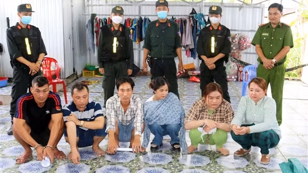 Thu giữ hàng trăm triệu đồng tại sòng bạc có 3 nam và 3 nữ