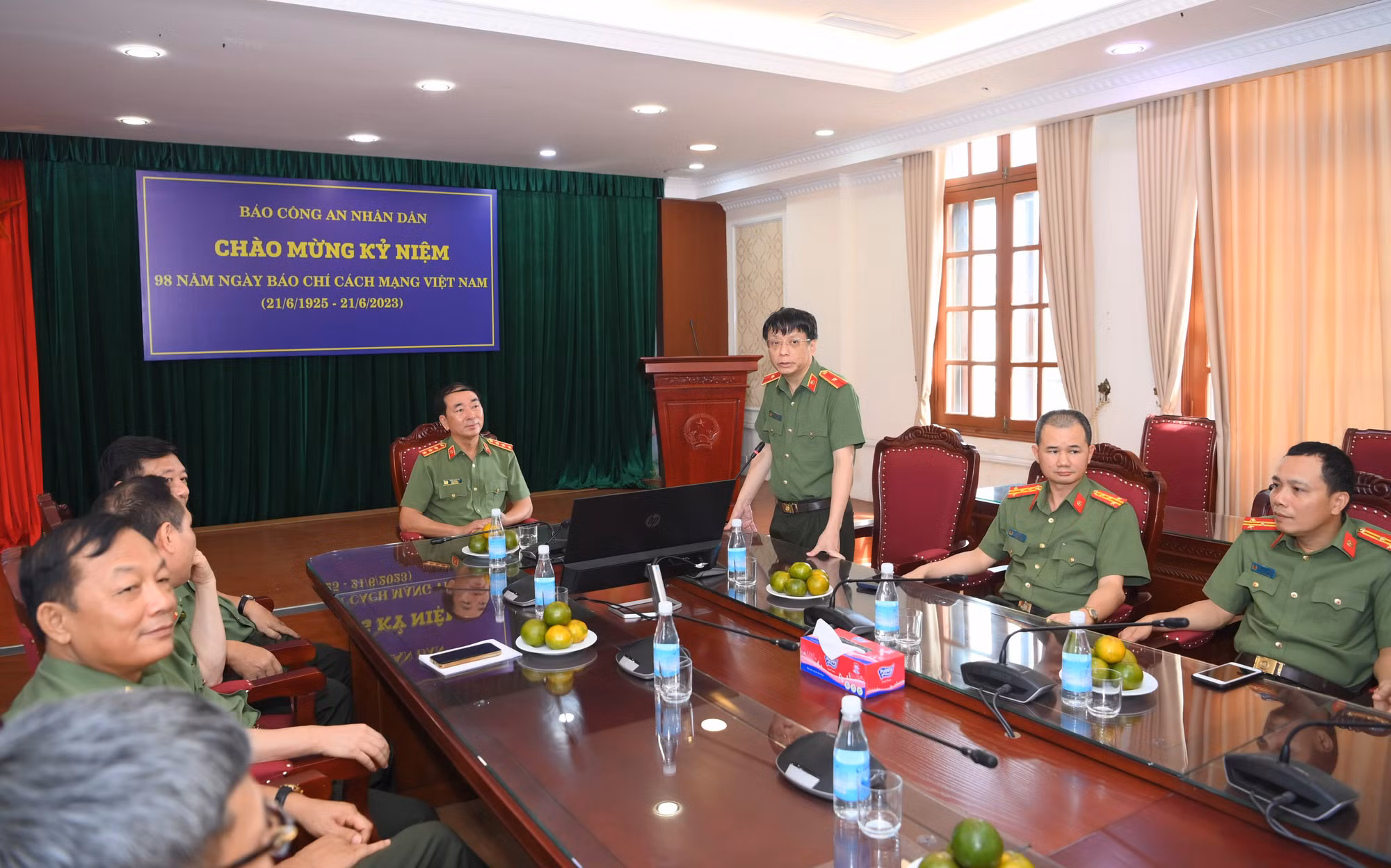 Thứ trưởng Trần Quốc Tỏ chúc mừng Báo CAND nhân kỷ niệm 98 năm Ngày Báo chí Cách mạng -0
