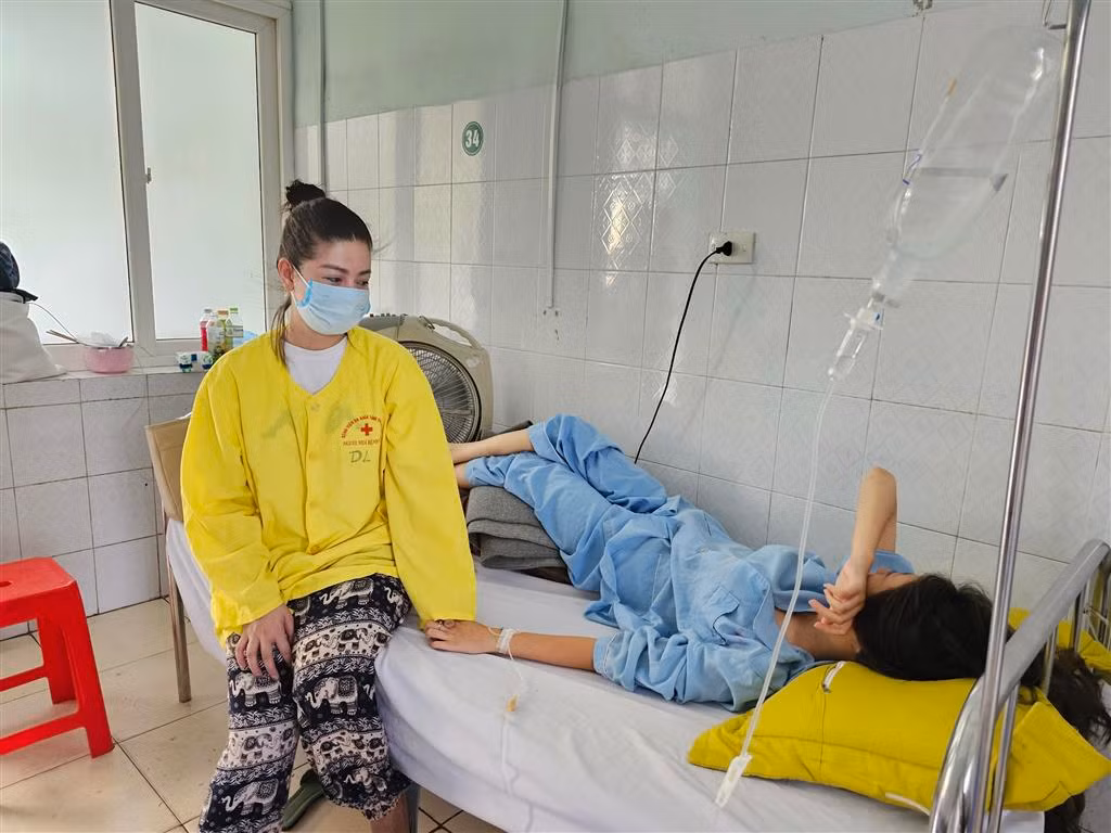 Công an điều tra người phụ nữ hành hung bạn của con trong đêm khuya -0