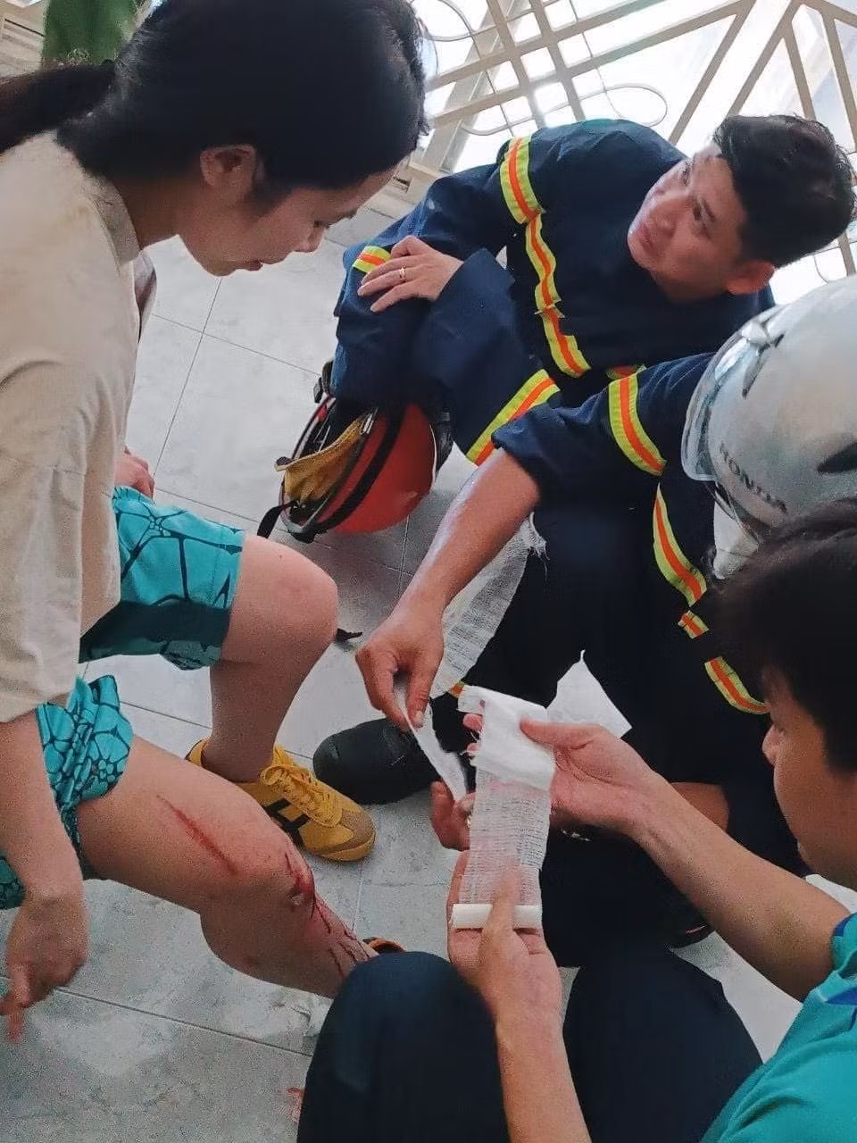 Giải cứu người phụ nữ bị kẹt giữa khoảng hở 2 căn nhà -0
