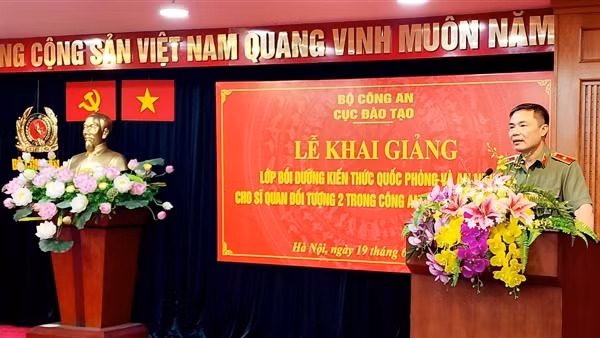 Khai giảng lớp bồi dưỡng kiến thức quốc phòng và an ninh cho sĩ quan đối tượng 2 trong CAND