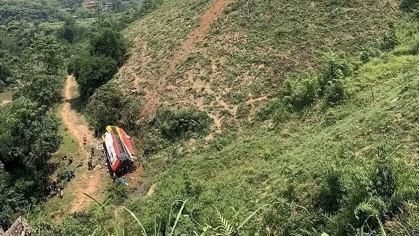 Va chạm với xe máy, xe khách lao xuống vực khiến 4 người bị thương