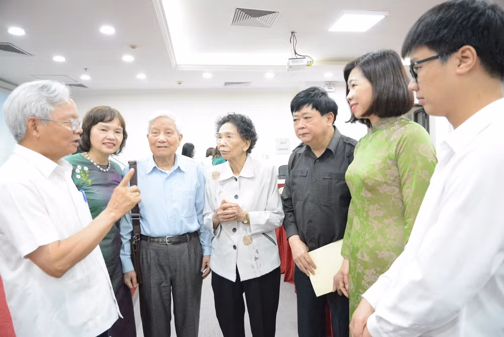 Nghiên cứu dựng tượng nhà báo Xuân Thủy -0