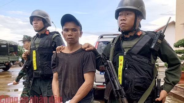 Khoảnh khắc người dân cùng Công an vây bắt nhóm đối tượng phá rối ANTT ở Đắk Lắk