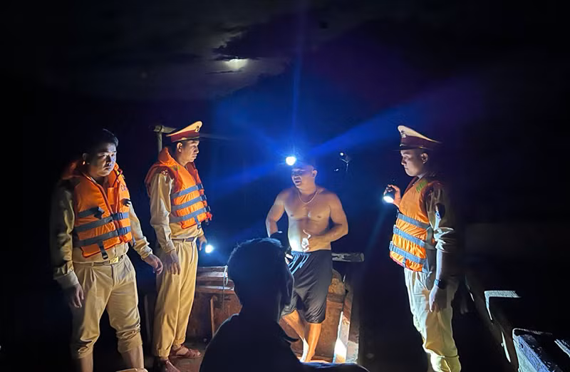 Liên tiếp phát hiện, xử lý khai thác cát lòng sông trái phép -0