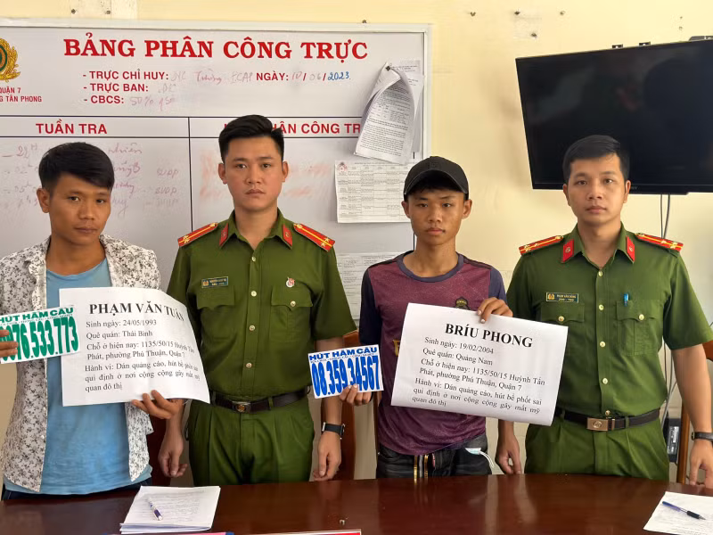 TP Hồ Chí Minh đồng loạt bóc gỡ quảng cáo rao vặt “đu bám” trên đường phố -0