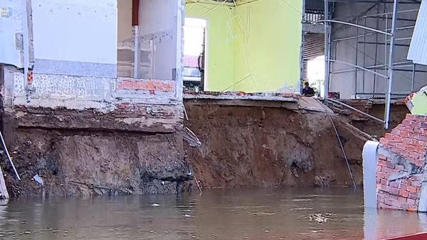 Sạt lở bờ sông Trà Ôn, 8 căn nhà sụp xuống sông