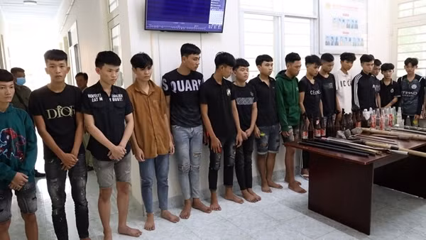 Bắt tạm giam 21 đối tượng sử dụng súng, "bom xăng" và mã tấu gây rối