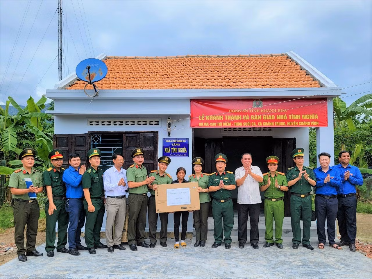  Công an tỉnh Khánh Hòa trao tặng hai căn nhà tình nghĩa cho thân nhân liệt sĩ CAND -0