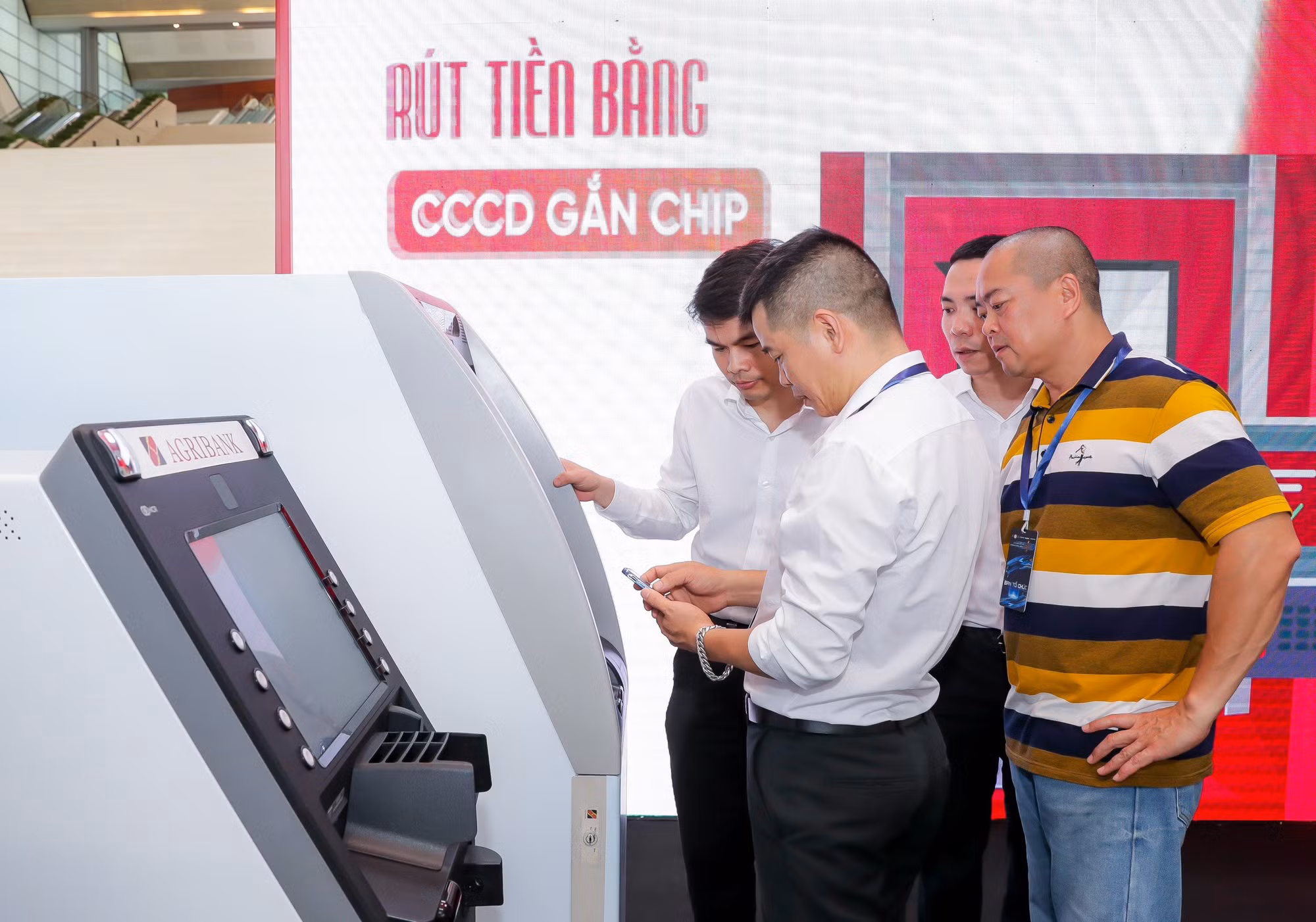 Agribank “trình diễn” 6 dịch vụ vượt trội tại sự kiện Chuyển đổi số ngành Ngân hàng năm 2024 -0