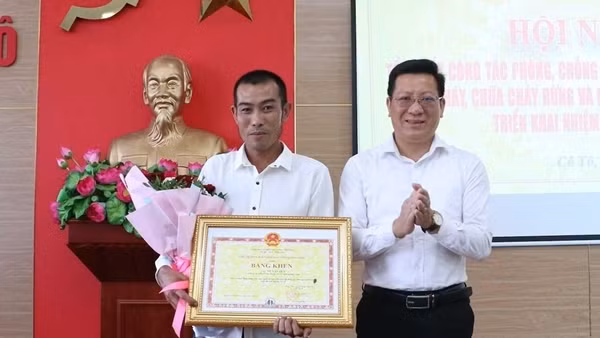 Tặng bằng khen ngư dân dũng cảm cứu sống 4 người trên biển