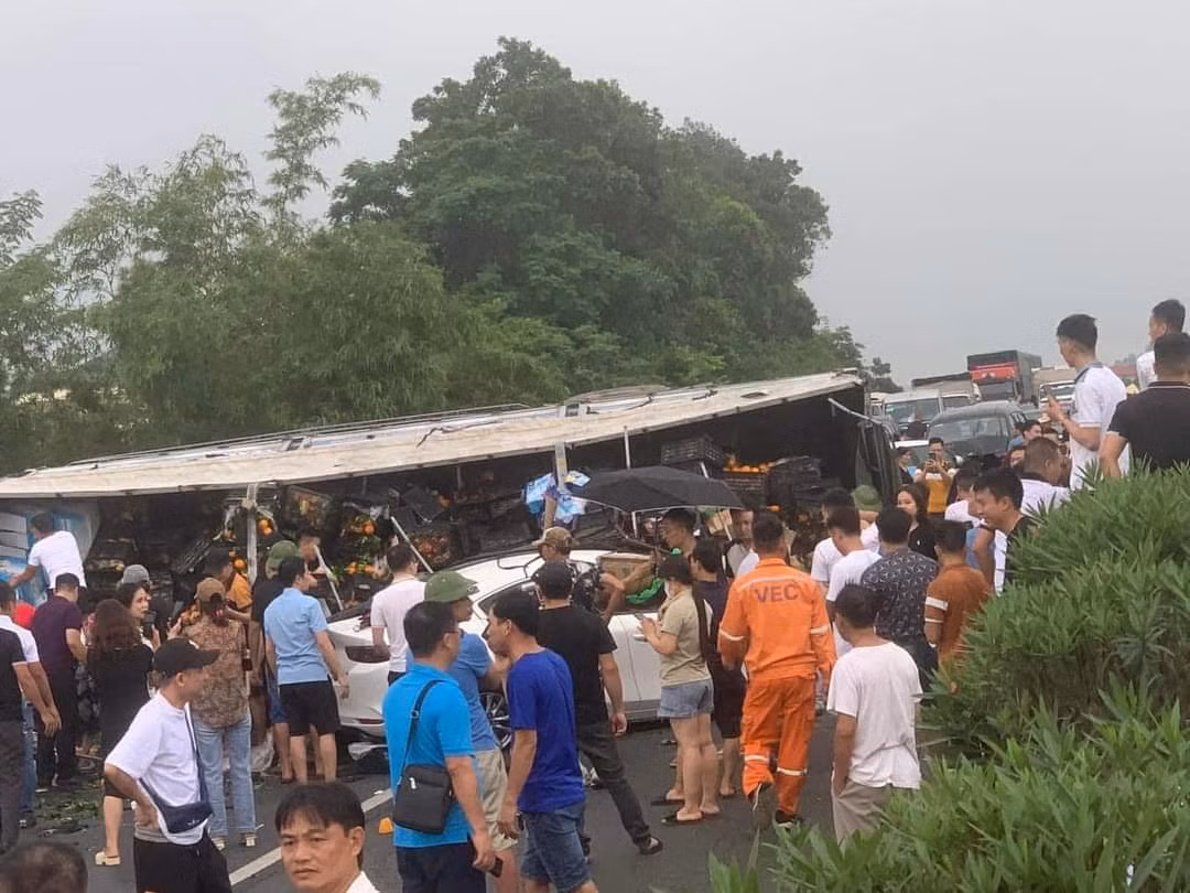 Va chạm giao thông, 6 xe ô tô bị hư hỏng nặng -2