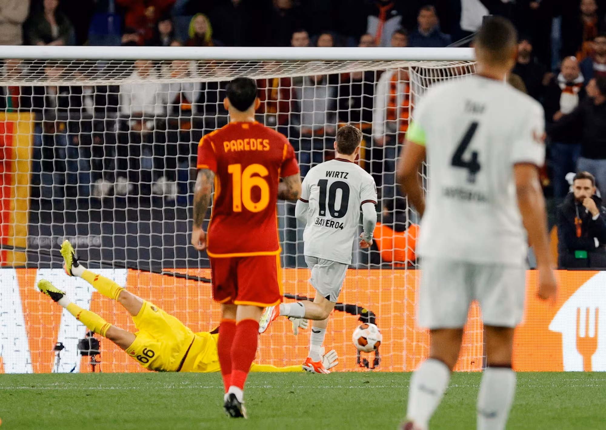 Đánh bại AS Roma, Leverkusen 