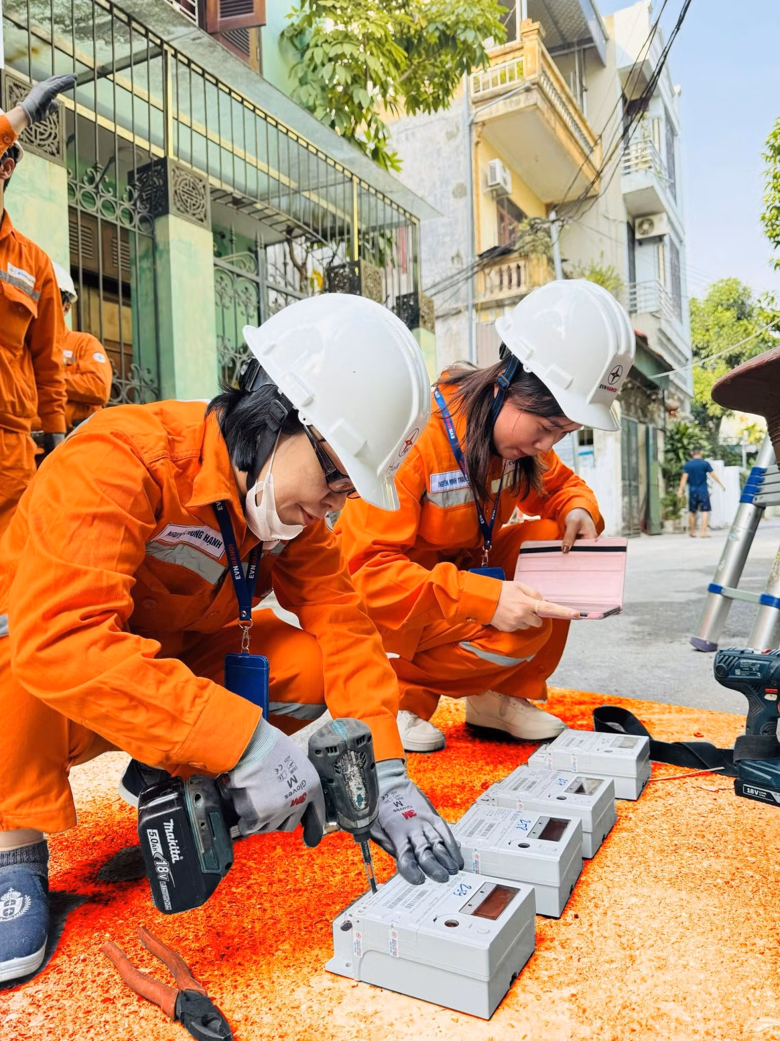 Nhọc nhằn nữ thợ điện Thủ đô -0