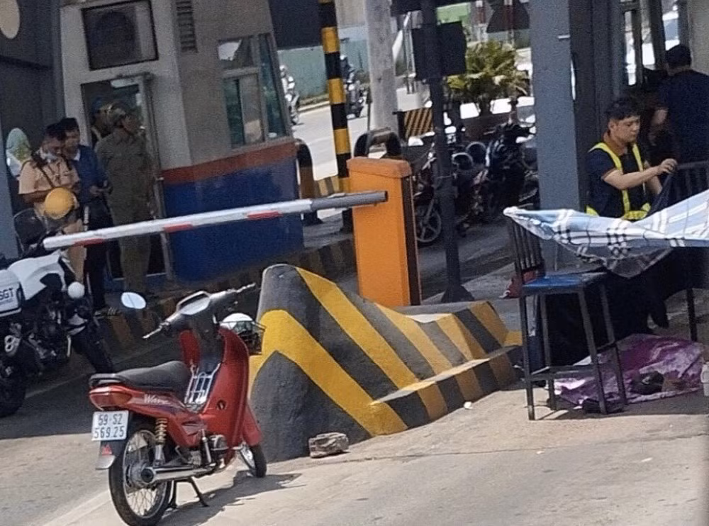 Nhân viên trạm thu phí bị xe đầu kéo tông tử vong tại làn thu phí không dừng -0