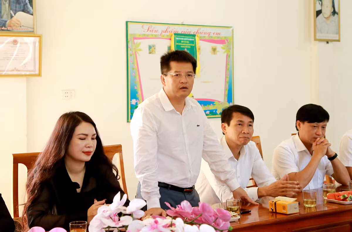 Báo CAND mang yêu thương đến với Trường Tiểu học Sơn Lâm -0
