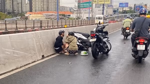 Nhiều sự cố do mưa, dông lốc tại TP Hồ Chí Minh