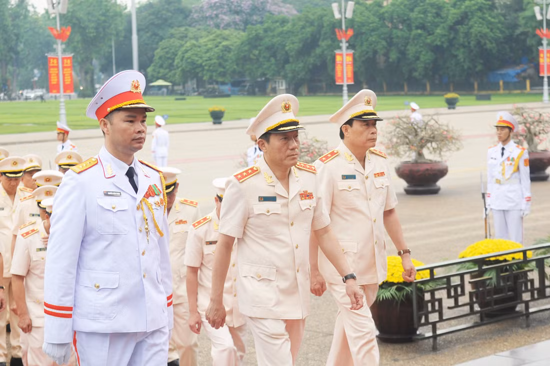 Lãnh đạo Bộ Công an vào Lăng viếng Chủ tịch Hồ Chí Minh -1