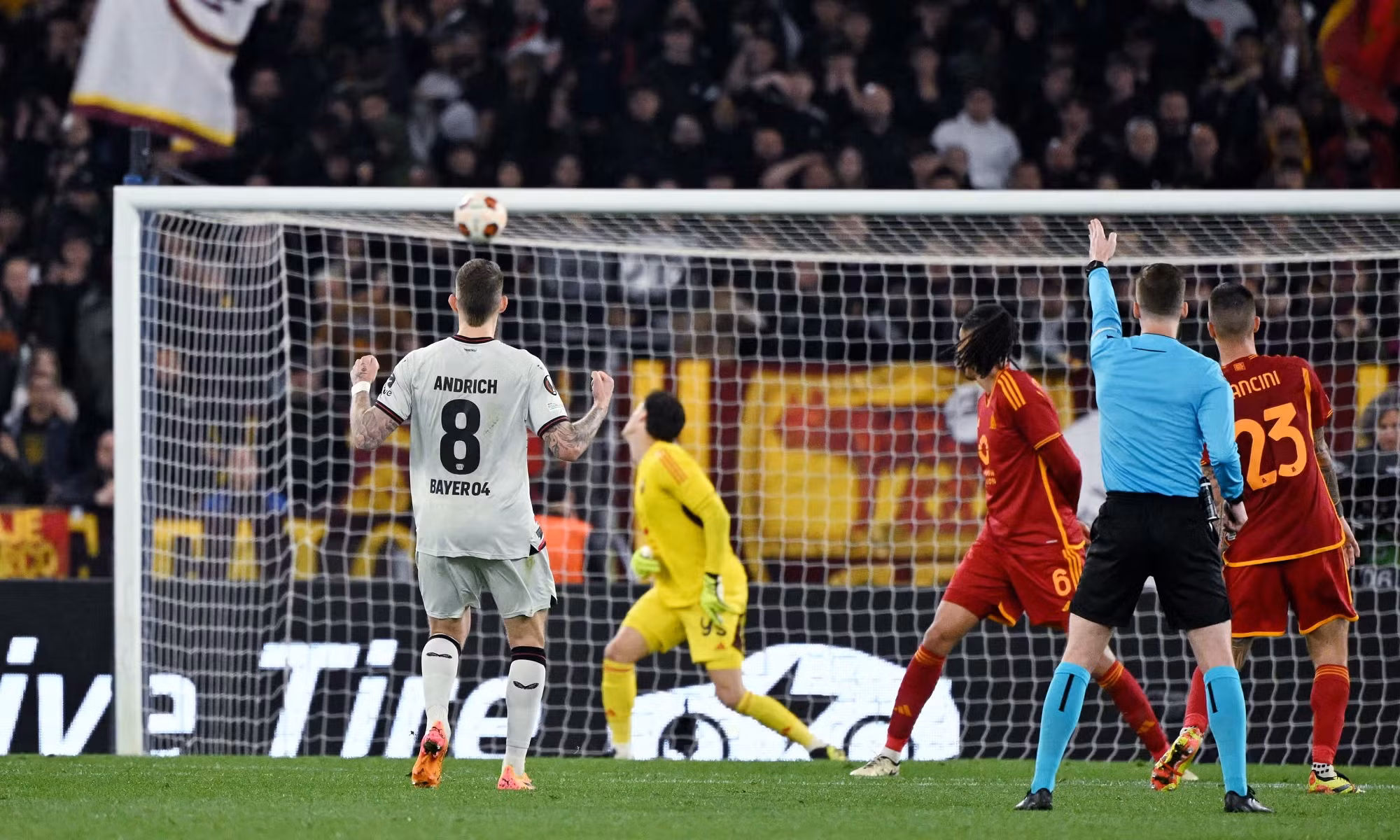 Đánh bại AS Roma, Leverkusen 