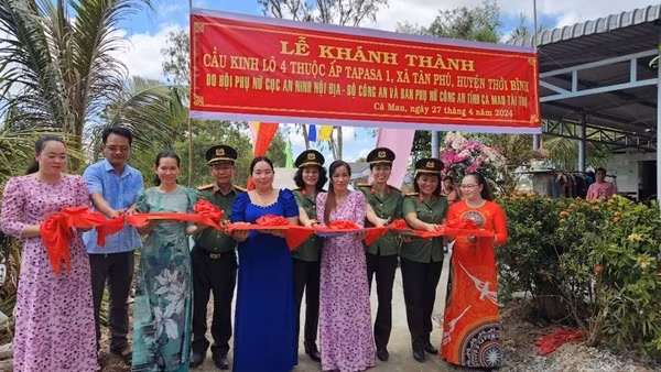 Hội phụ nữ Cục An ninh nội địa và Hội phụ nữ Công an tỉnh Cà Mau trao tặng “Cây cầu tình thương”