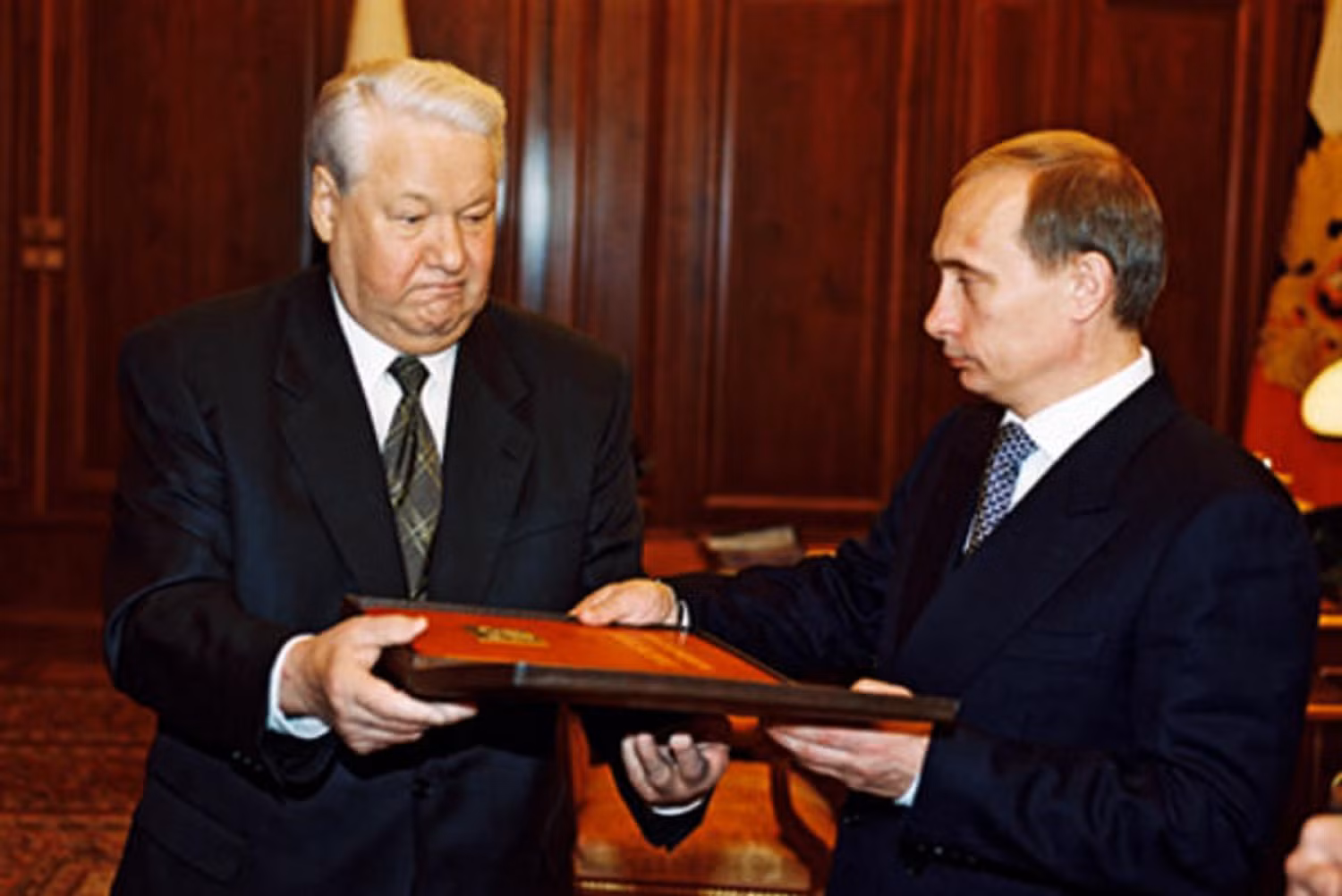 Hình ảnh hiếm về lễ nhậm chức đầu tiên cách đây 24 năm của Tổng thống Putin -5