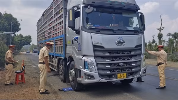 CSGT “đội nắng”, ''bám đường'' xuyên đêm, xuyên lễ
