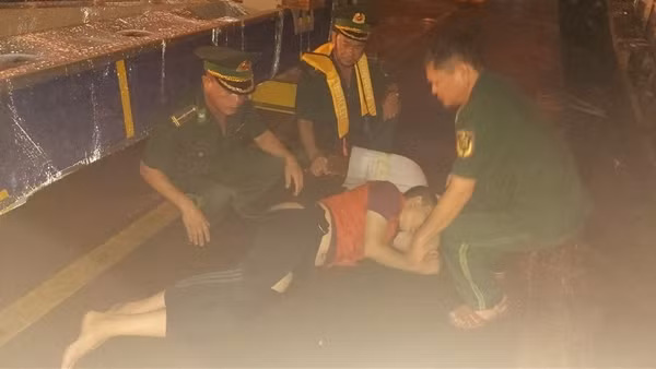 Kịp thời cứu người đàn ông nhảy cầu Phú Mỹ tự tử