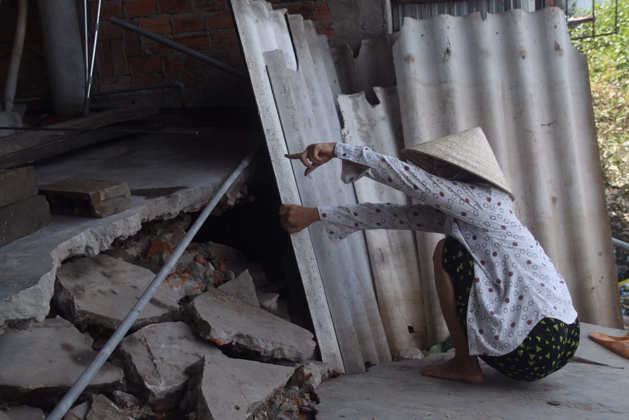 4 gia đình bị “hà bá” nuốt nhà sau trên kênh xáng Bạc Liêu -1