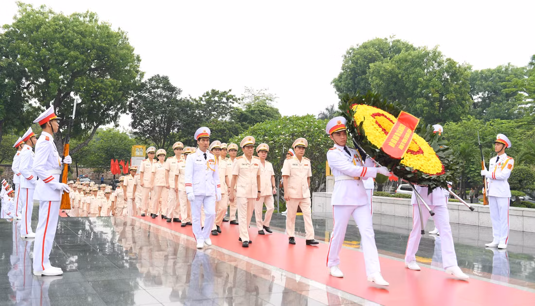 Lãnh đạo Bộ Công an vào Lăng viếng Chủ tịch Hồ Chí Minh -0
