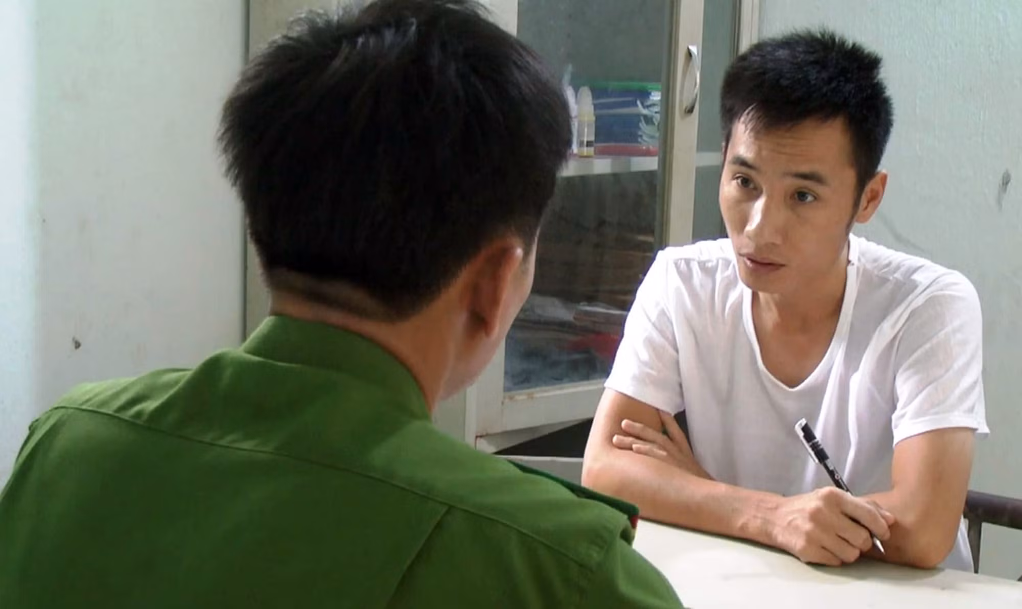 Bắt đối tượng thuê ôtô rồi làm giả giấy tờ mang đi cầm cố -0