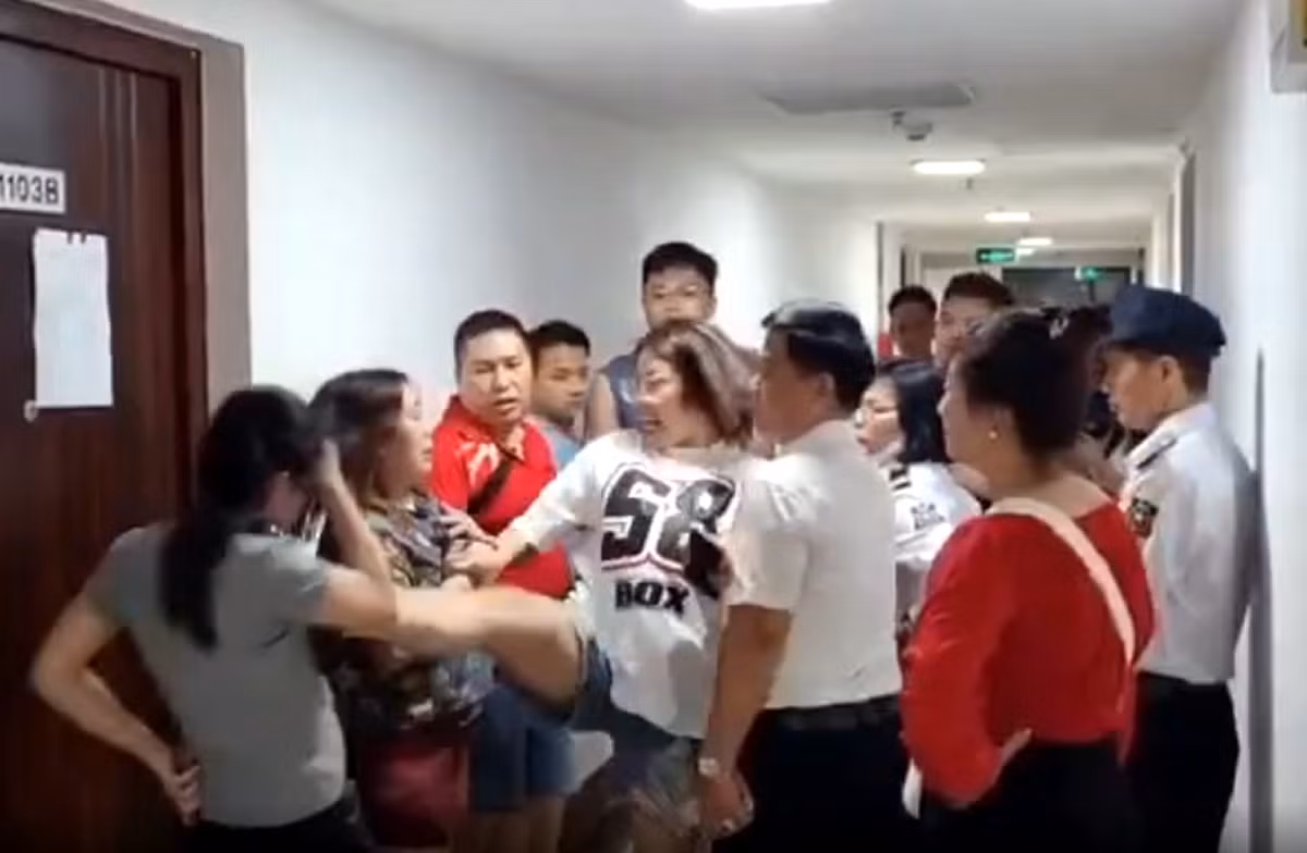 Công an vào cuộc vụ người phụ nữ đạp cư dân tại chung cư ở Hà Nội -0