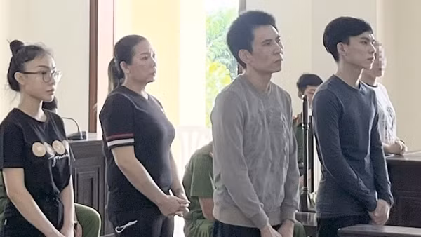 Tuyên án nhóm mua bán người dưới 16 tuổi ép làm nhân viên quán karaoke