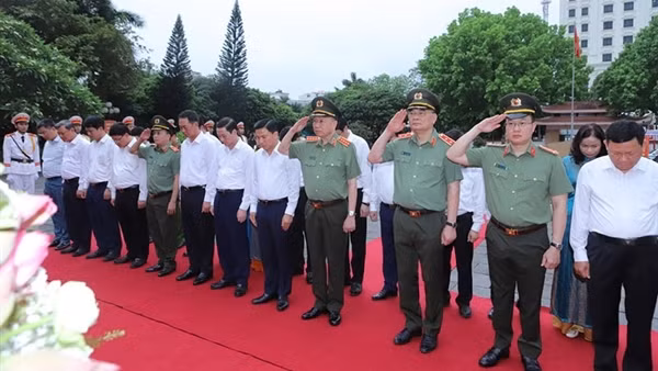 Bộ trưởng Tô Lâm dâng hương tưởng niệm Chủ tịch Hồ Chí Minh và thăm các gia đình có công