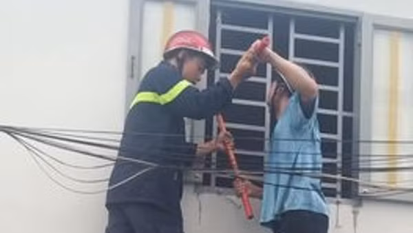Cắt cửa sổ xông vào khống chế người tâm thần đốt rác cố thủ trong nhà