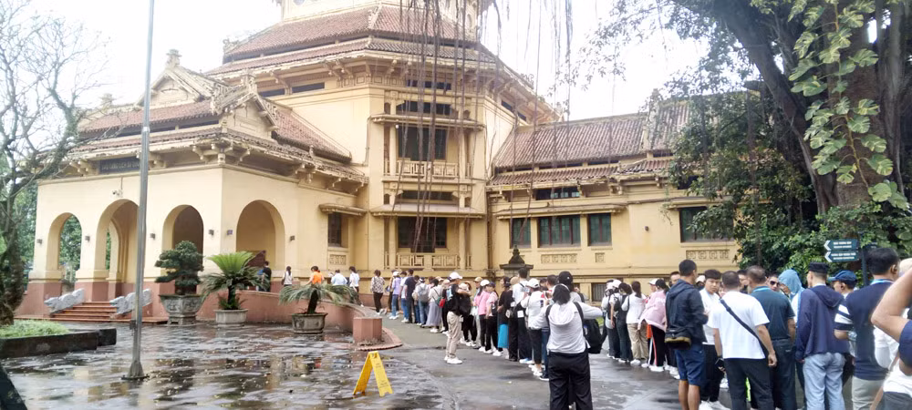 1-khách xếp hàng vào bảo tàng lịch sử vn 1-tràng tiền.jpg -0