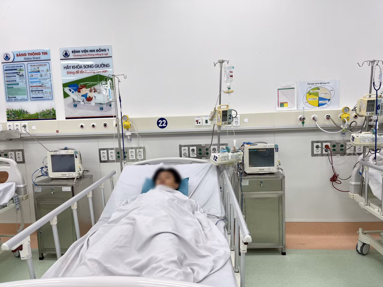 Hàng loạt vụ học sinh ngộ độc thực phẩm: Cần xử lý nghiêm hàng quán bủa vây trường học -0