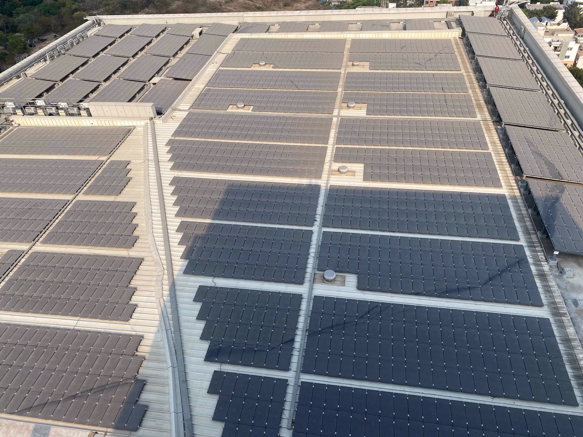 Dàn điện mặt trời được lắp đặt trên nóc các toà tháp trong trụ sở Cảnh sát Hyderabad cung cấp tới 50% nhu cầu điện của toàn khu vực.