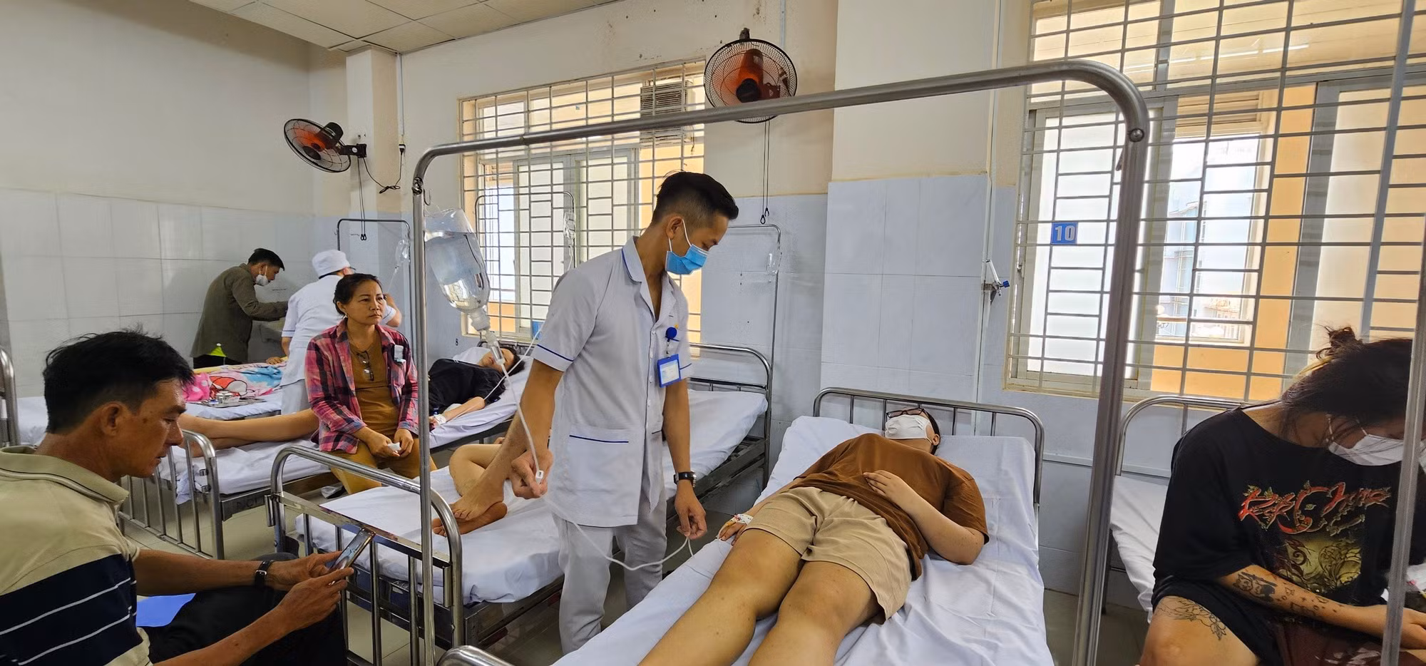 Số người bị ngộ độc thực phẩm sau khi ăn bánh mì đã lên tới 469 -0