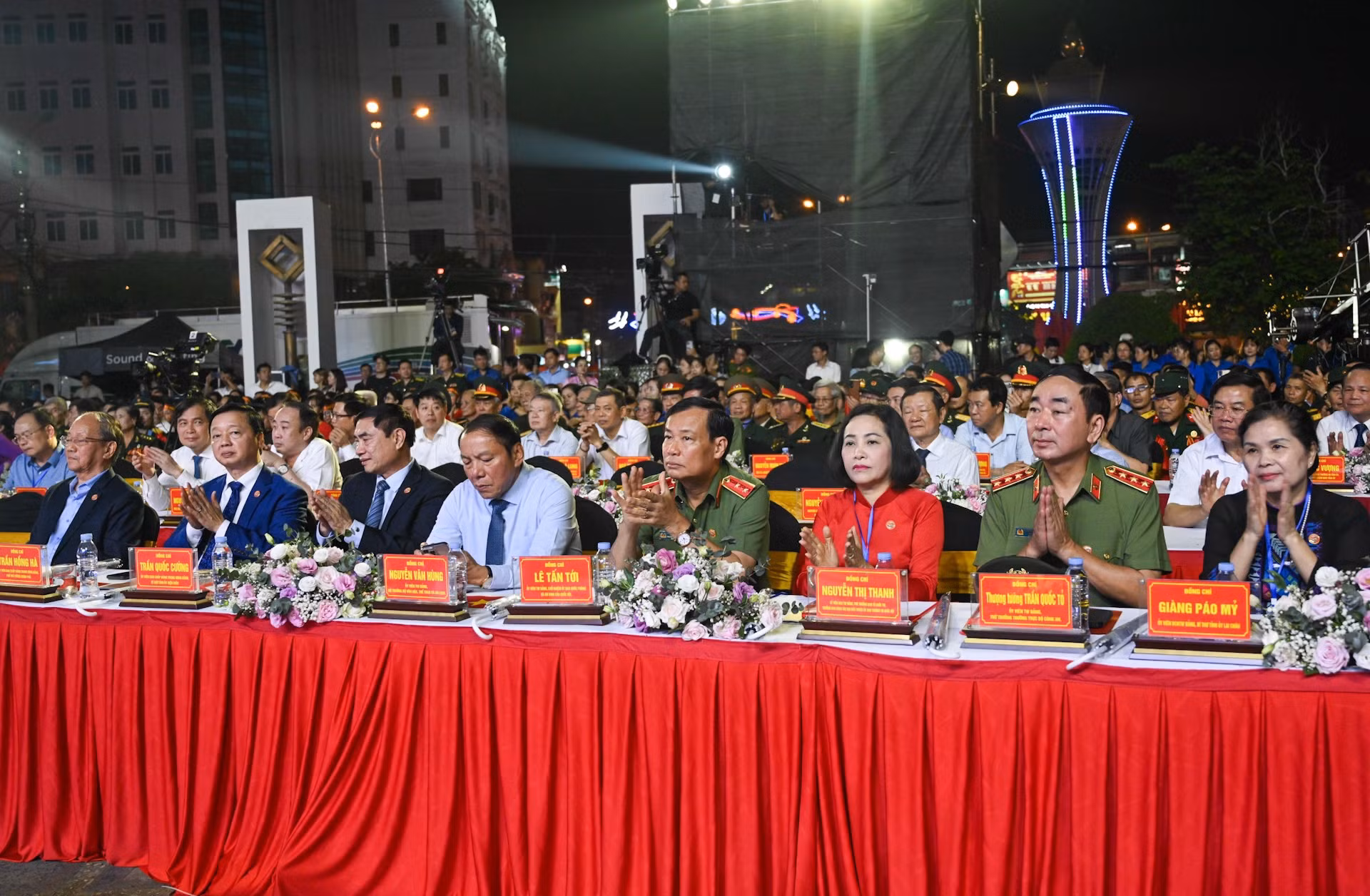 “Dưới lá cờ quyết thắng” -0