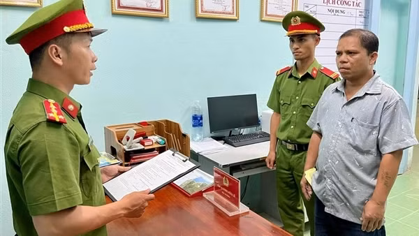 Không chấp hành việc đo nồng độ cồn, còn dùng đá ném Công an