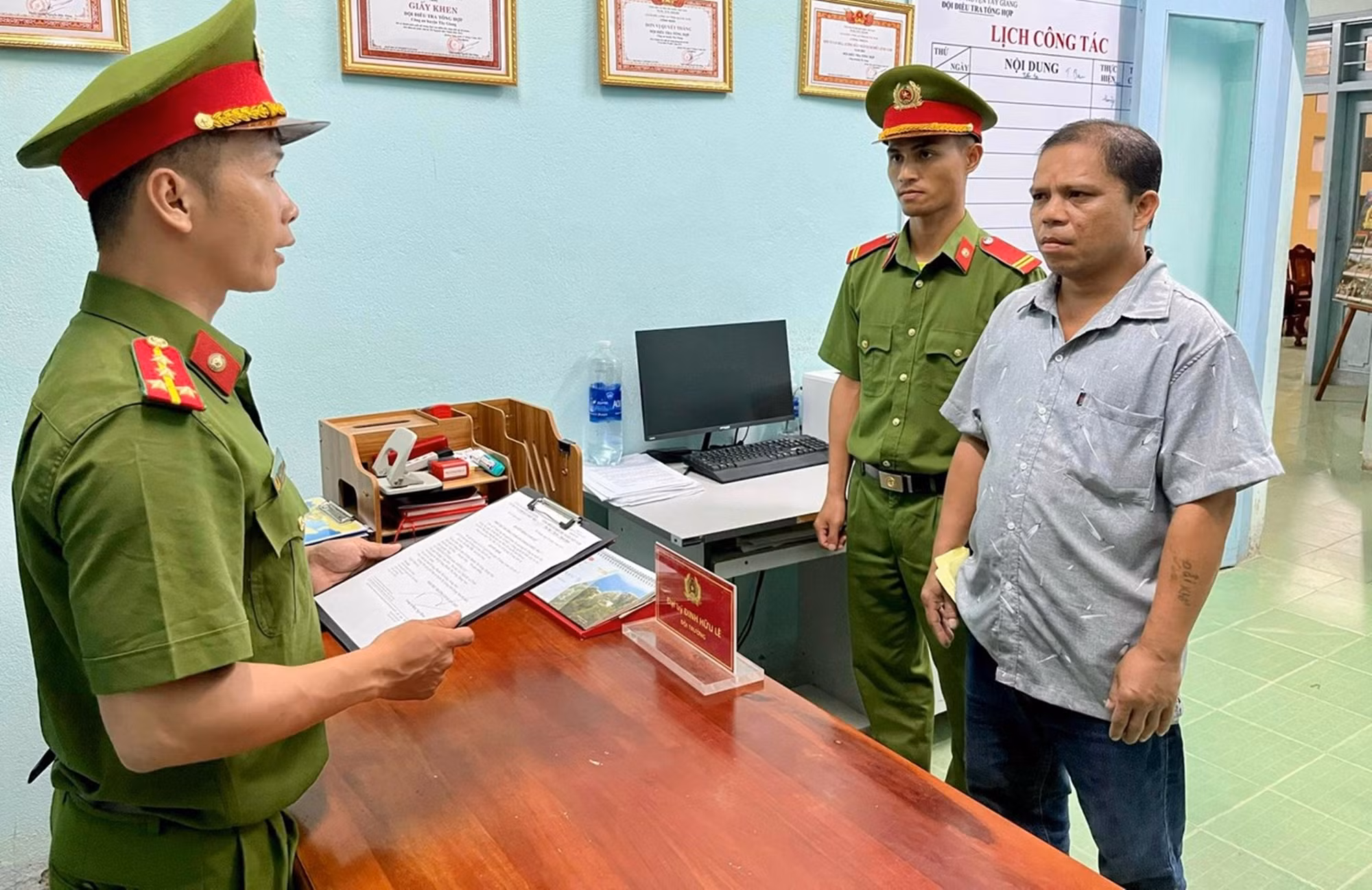 Không chấp hành việc đo nồng độ cồn còn dùng đá ném vào tổ đặc biệt -0