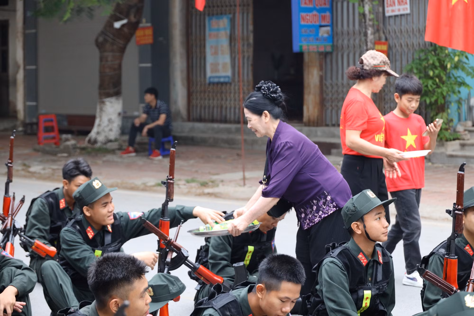 Thắm tình quân dân nơi mảnh đất Điện Biên anh hùng! -2